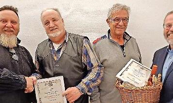 Gratulationen für die neuen Ehrenmitglieder Manfred Keller und Robert Kiesel. Gratulationen für die neuen Ehrenmitglieder Manfred Keller und Robert Kiesel.