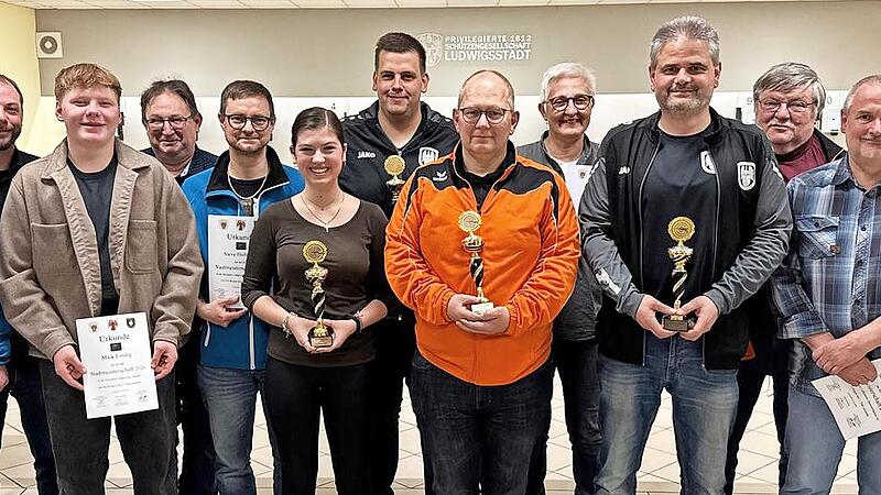 Erstplatzierte ihrer Klassen und die Stadtmeister (mit Pokal von links): Charlotte Klug, Sebastian Dietz, Uwe Feuerpfeil und Heiko Lipfert.