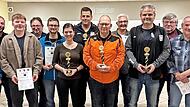 Erstplatzierte ihrer Klassen und die Stadtmeister (mit Pokal von links): Charlotte Klug, Sebastian Dietz, Uwe Feuerpfeil und Heiko Lipfert.