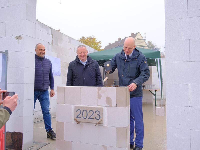 Landrat Thomas Bold und Gewo-Aufsichtsratsvorsitzender und OB Dirk Vogel freuten sich &uuml;ber die Grundsteinlegung.