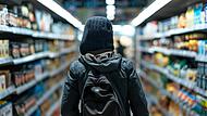 Ladendiebstahl Ein Mitarbeiter in einem Geschäft in Hallstadt stiehlt Ware im Wert von vier Euro und führt eine Waffe mit sich.