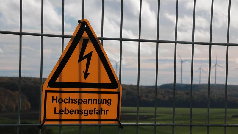 Bei der Energiewende kommt es auf den richtigen Mix an: Das Bild zeigt ein Warnschild am Zaun der Freiflächen-PV-Anlage bei Ramsthal mit Windrädern im Hintergrund. Hammelburg hat jetzt Kriterien für Freiflächen-PV festgelegt. Bei der Energiewende kommt es auf den richtigen Mix an: Das Bild zeigt ein Warnschild am Zaun der Freiflächen-PV-Anlage bei Ramsthal mit Windrädern im Hintergrund. Hammelburg hat jetzt Kriterien für Freiflächen-PV festgelegt.