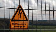 Bei der Energiewende kommt es auf den richtigen Mix an: Das Bild zeigt ein Warnschild am Zaun der Freiflächen-PV-Anlage bei Ramsthal mit Windrädern im Hintergrund. Hammelburg hat jetzt Kriterien für Freiflächen-PV festgelegt. Bei der Energiewende kommt es auf den richtigen Mix an: Das Bild zeigt ein Warnschild am Zaun der Freiflächen-PV-Anlage bei Ramsthal mit Windrädern im Hintergrund. Hammelburg hat jetzt Kriterien für Freiflächen-PV festgelegt.