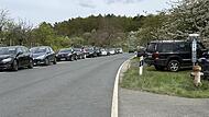 Die Staatsstraße in Richtung Ebermannstadt ist besonders zur Kirschblütenzeit übersät mit Falschparkern.