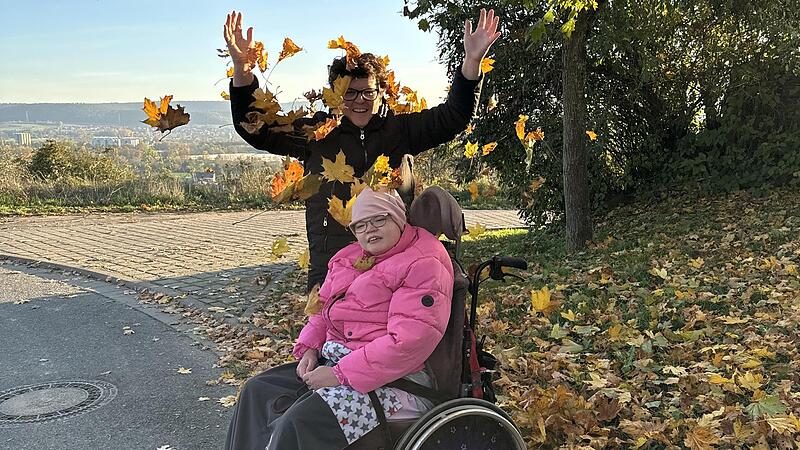 Vanessa mit ihrer Mama Diana im Freien: Etwas Sch&ouml;neres gibt es f&uuml;r die 20-J&auml;hrige kaum. Wenn es erst einmal zu Fahrradausfl&uuml;gen losgeht, wird Vanessa noch mehr strahlen. Frische Luft, Sonne und Wind, das begeistert sie.