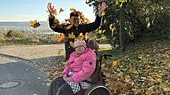 Vanessa mit ihrer Mama Diana im Freien: Etwas Schöneres gibt es für die 20-Jährige kaum. Wenn es erst einmal zu Fahrradausflügen losgeht, wird Vanessa noch mehr strahlen. Frische Luft, Sonne und Wind, das begeistert sie. Vanessa mit ihrer Mama Diana im Freien: Etwas Schöneres gibt es für die 20-Jährige kaum. Wenn es erst einmal zu Fahrradausflügen losgeht, wird Vanessa noch mehr strahlen. Frische Luft, Sonne und Wind, das begeistert sie.