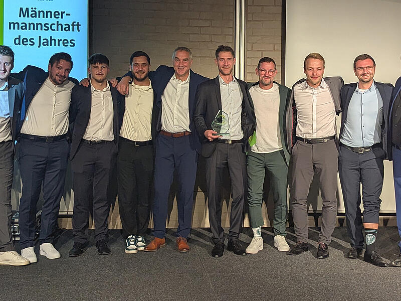 Man muss nicht unbedingt Meister werden, um Mannschaft des Jahres zu werden: Der SC Kemmern stemmte sich erfolgreich dem Abstieg entgegen. In der Bildmitte Sascha Dorsch als Funktionär des Jahres.