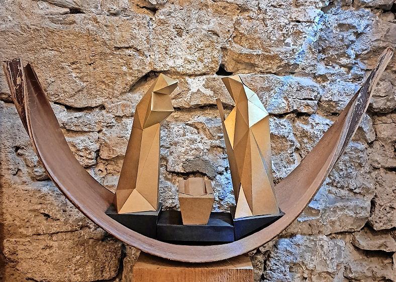 Abstrakt und doch stark in der Aussage: Maria, Josef und die Krippe sind aus Papier gefaltet.