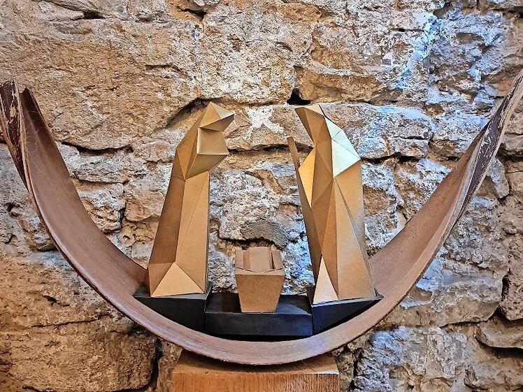 Abstrakt und doch stark in der Aussage: Maria, Josef und die Krippe sind aus Papier gefaltet.