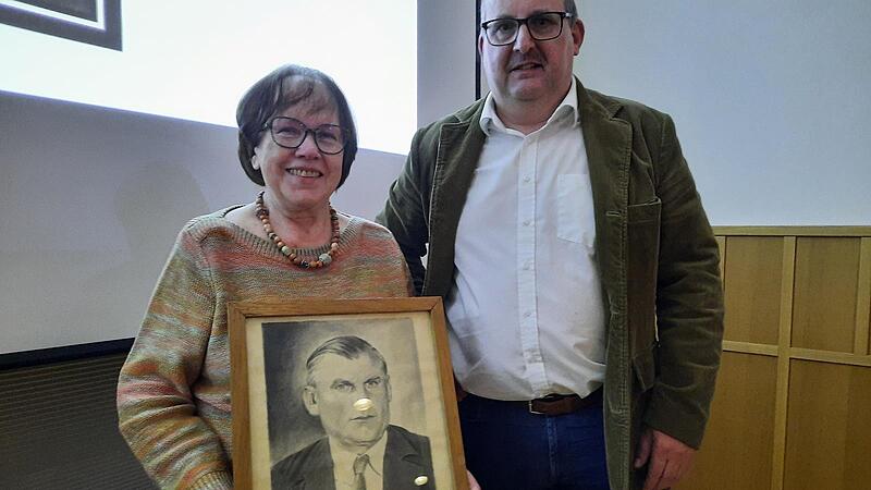 Die Enkelin von Philipp Schuberth, Renate Kauppert, mit Referent Thilo Hanft