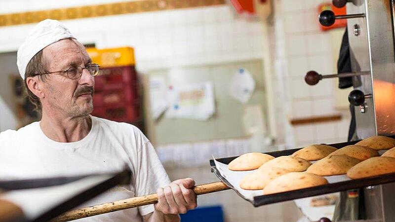 Ganz loslassen kann Dieter Keller nach 49 Jahren als B&auml;ckergeselle noch nicht: Zweimal in der Woche verst&auml;rkt er auch als Rentner noch das Team in der Backstube.