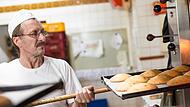 Ganz loslassen kann Dieter Keller nach 49 Jahren als Bäckergeselle noch nicht: Zweimal in der Woche verstärkt er auch als Rentner noch das Team in der Backstube.