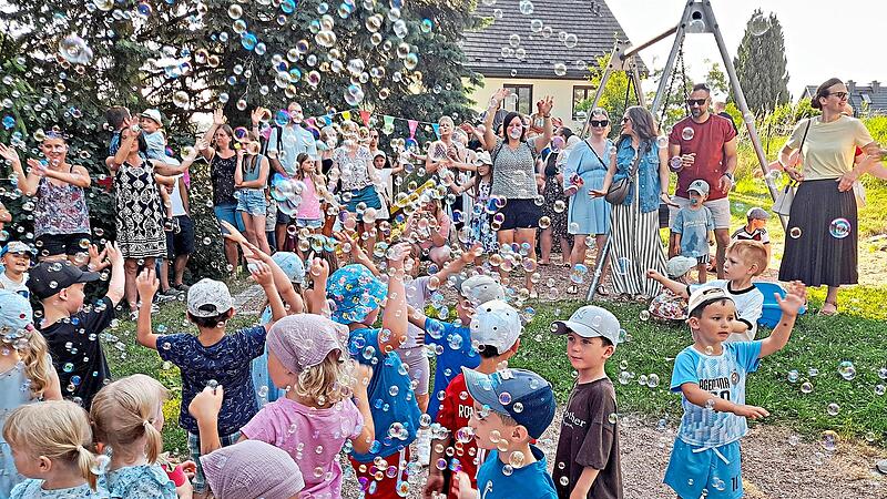 Viele Seifenblasen stiegen in den Himmel auf, als die Kinder das Lied von der guten Laune sangen. Viele Seifenblasen stiegen in den Himmel auf, als die Kinder das Lied von der guten Laune sangen.