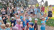 Viele Seifenblasen stiegen in den Himmel auf, als die Kinder das Lied von der guten Laune sangen. Viele Seifenblasen stiegen in den Himmel auf, als die Kinder das Lied von der guten Laune sangen.