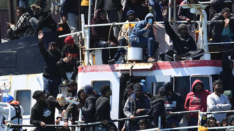 Ein Schiff mit rund 700 Migranten an Bord läuft am Mittwoch in den Hafen von Catania ein.