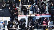 Ein Schiff mit rund 700 Migranten an Bord läuft am Mittwoch in den Hafen von Catania ein.