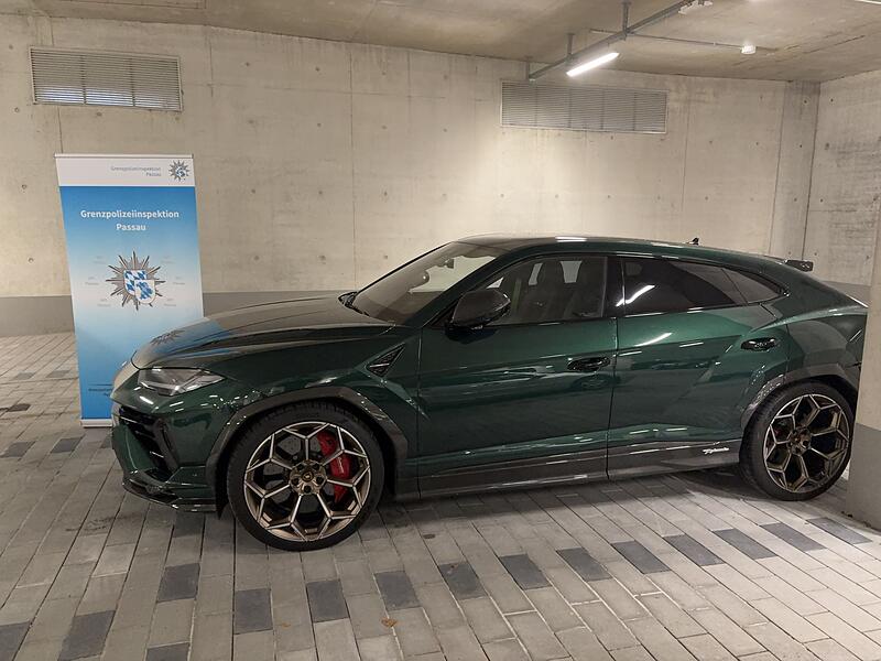 Polizei stellt Sportwagen wegen Geldwäsche-Verdachts sicher Polizei stellt Sportwagen wegen Geldwäsche-Verdachts sicher