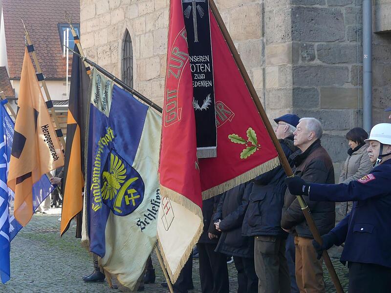 Am Volkstrauertag waren Fahnenabordnungen vertreten. Am Volkstrauertag waren Fahnenabordnungen vertreten.