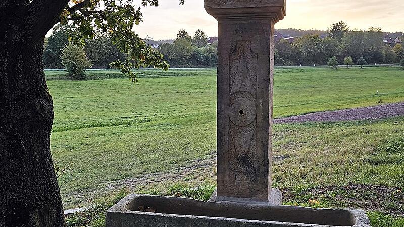 Dieser Brunnen soll ein Laufbrunnen werden und so ein weiterer Anziehungspunkt f&uuml;r Besucher am Fu&szlig;e des Waldgebietes &bdquo;Steinert&ldquo; werden.