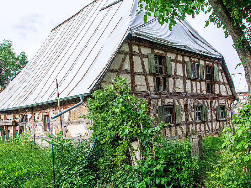 Fast 450 Jahre alt ist das Wohnstallhaus in Poxdorf, das nun gerettet werden soll.Forchheim & Fränkische Schweiz Fast 450 Jahre alt ist das Wohnstallhaus in Poxdorf, das nun gerettet werden soll.