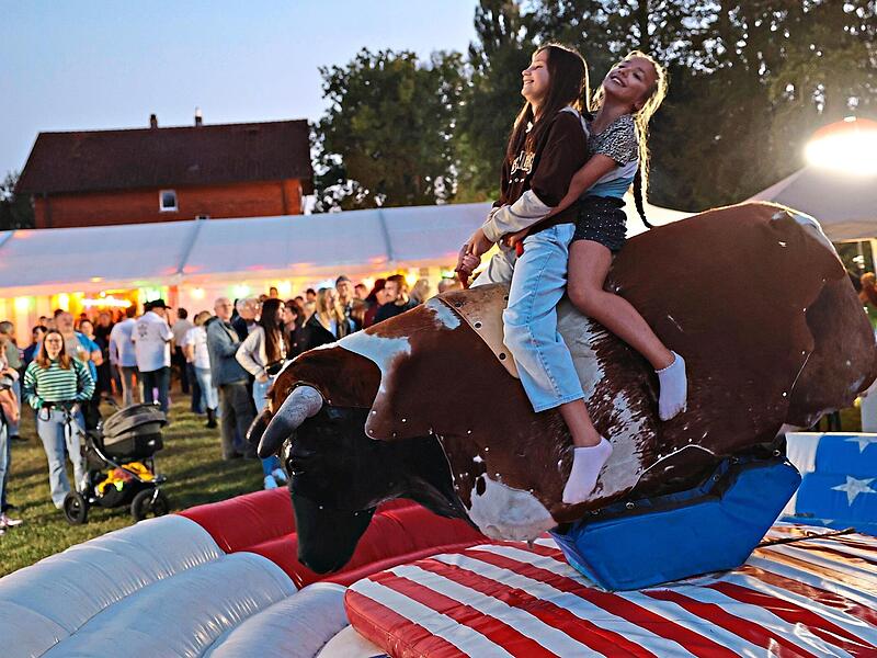 Viele hatten beim Bullriding ihren Spaß. Manche hielten sich erstaunlich lange, für andere war der Ritt schon nach wenigen Sekunden beendet. Viele hatten beim Bullriding ihren Spaß. Manche hielten sich erstaunlich lange, für andere war der Ritt schon nach wenigen Sekunden beendet.