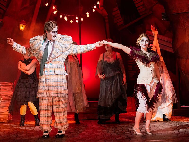 Als Neuinszenierung feierte "Die Dreigroschenoper" Premiere am Landestheater Coburg.
