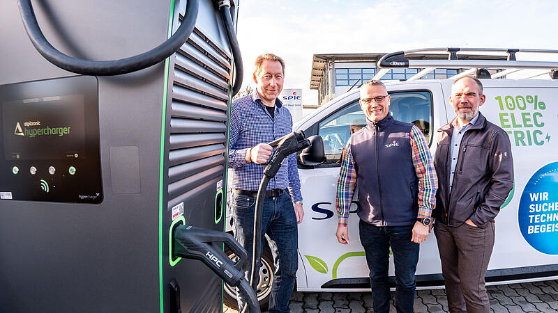 Anschluss unter dieser S&auml;ule: Ohne diese drei g&auml;be es das nicht: Christian Potzel (Bereichsleiter Technische Geb&auml;udeausr&uuml;stung), Marcus Raabe (Gesch&auml;ftsf&uuml;hrer) und  J&uuml;rgen Eschenbacher (Bereichsleiter Messen Steuern Regeln).