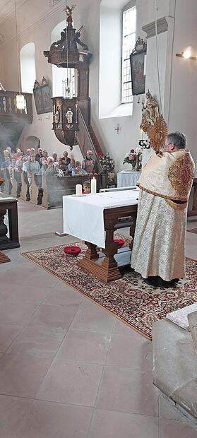Pfarrer Norbert Wahler spendete den eucharistischen Segen Pfarrer Norbert Wahler spendete den eucharistischen Segen