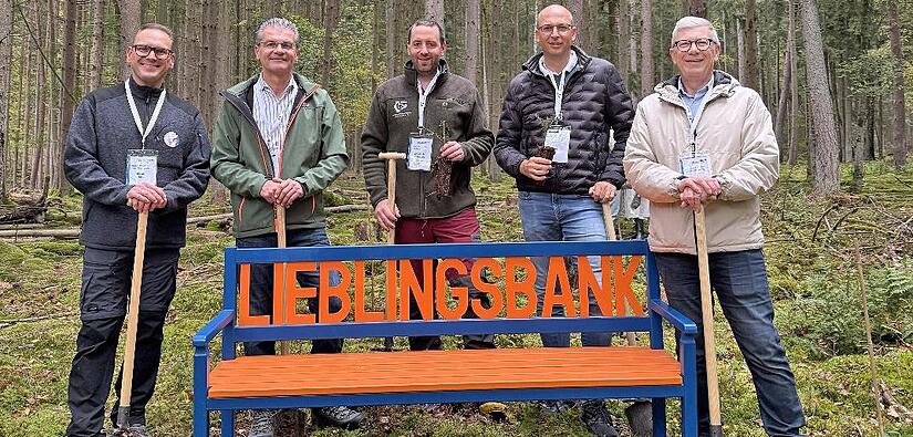 (v.l.n.r.) Der Bürgermeister von Oberthulba Mario Götz, Vorstand Michael Kaiser, Revierleiter Christoph Uffelmann, Vorstand Rainer Geis und Vorstand Jürgen Klubertanz bei der Baumpflanzaktion in Frankenbrunn.