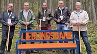 (v.l.n.r.) Der Bürgermeister von Oberthulba Mario Götz, Vorstand Michael Kaiser, Revierleiter Christoph Uffelmann, Vorstand Rainer Geis und Vorstand Jürgen Klubertanz bei der Baumpflanzaktion in Frankenbrunn.