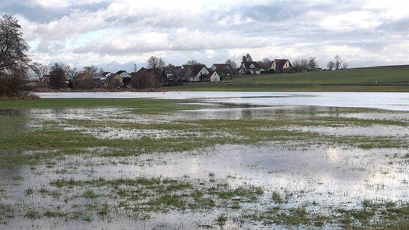 Aisch und Aurach haben sich nach dem Regen des Wochenendes ausgebreitet.