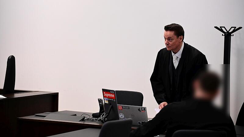 Der Angeklagte aus dem Landkreis Erlangen-Höchstadt (vorne) mit seinem Anwalt im Gerichtssaal am Landgericht Nürnberg-Fürth. Der Angeklagte aus dem Landkreis Erlangen-Höchstadt (vorne) mit seinem Anwalt im Gerichtssaal am Landgericht Nürnberg-Fürth.