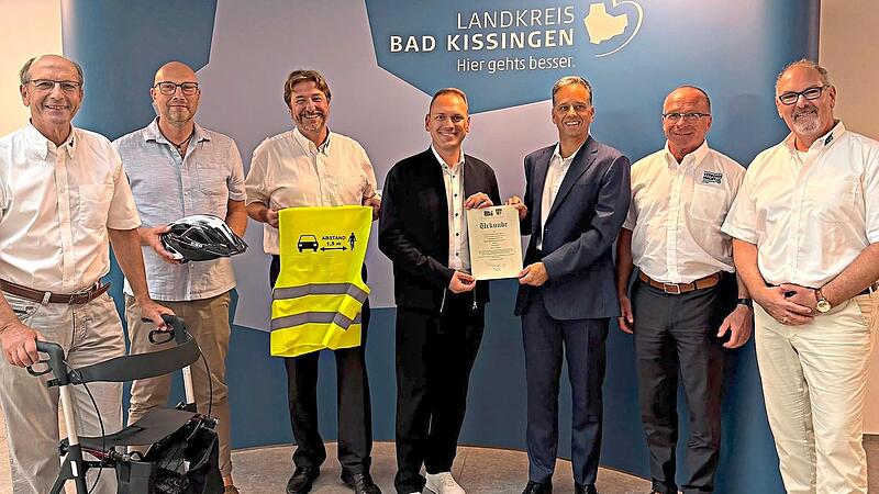Landrat Mario Götz (Mitte) mit den Vorstandsmitgliedern der Kreisverkehrswacht (von links): Edgar Kast, Hermann Wirsching, Matthias Kleren, Florian Arand, Joachim Hein und Jan Freese. Landkreis Bad Kissingen/Elisabeth Edelmann Landrat Mario Götz (Mitte) mit den Vorstandsmitgliedern der Kreisverkehrswacht (von links): Edgar Kast, Hermann Wirsching, Matthias Kleren, Florian Arand, Joachim Hein und Jan Freese. Landkreis Bad Kissingen/Elisabeth Edelmann