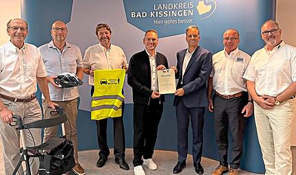 Landrat Mario Götz (Mitte) mit den Vorstandsmitgliedern der Kreisverkehrswacht (von links): Edgar Kast, Hermann Wirsching, Matthias Kleren, Florian Arand, Joachim Hein und Jan Freese. Landkreis Bad Kissingen/Elisabeth Edelmann Landrat Mario Götz (Mitte) mit den Vorstandsmitgliedern der Kreisverkehrswacht (von links): Edgar Kast, Hermann Wirsching, Matthias Kleren, Florian Arand, Joachim Hein und Jan Freese. Landkreis Bad Kissingen/Elisabeth Edelmann