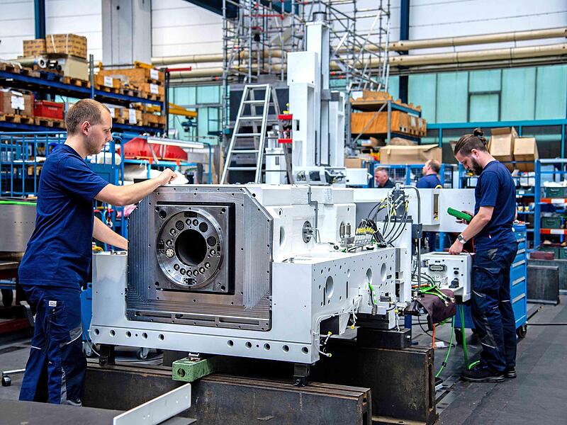 Maschinenmontage bei Waldrich: Dass regul&auml;r nur noch von Montag bis Donnerstag gearbeitet wird, komme bei der Belegschaft gut an, sagen die Betriebsr&auml;te.