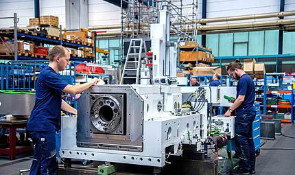 Maschinenmontage bei Waldrich: Dass regul&auml;r nur noch von Montag bis Donnerstag gearbeitet wird, komme bei der Belegschaft gut an, sagen die Betriebsr&auml;te.
