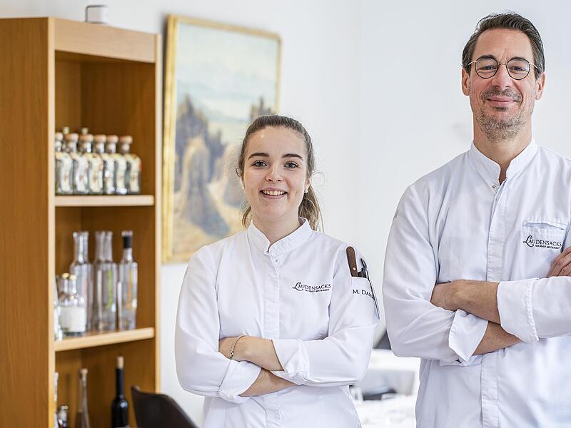 Marina Dahms und Küchenchef Frederik Desch sind ein gutes Team. Sie sorgen in Bad Kissingen für kulinarische Sternstunden. Marina Dahms und Küchenchef Frederik Desch sind ein gutes Team. Sie sorgen in Bad Kissingen für kulinarische Sternstunden.