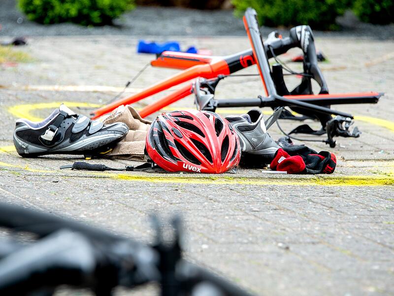 Auto f&auml;hrt in Radsportler