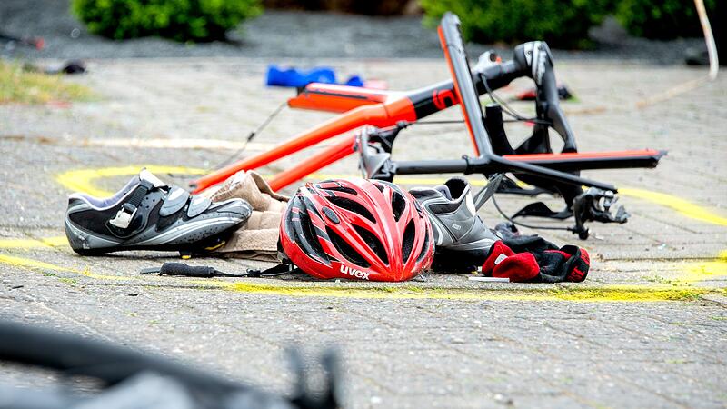 Auto fährt in Radsportler Auto fährt in Radsportler