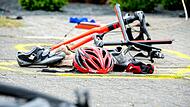 Auto f&auml;hrt in Radsportler
