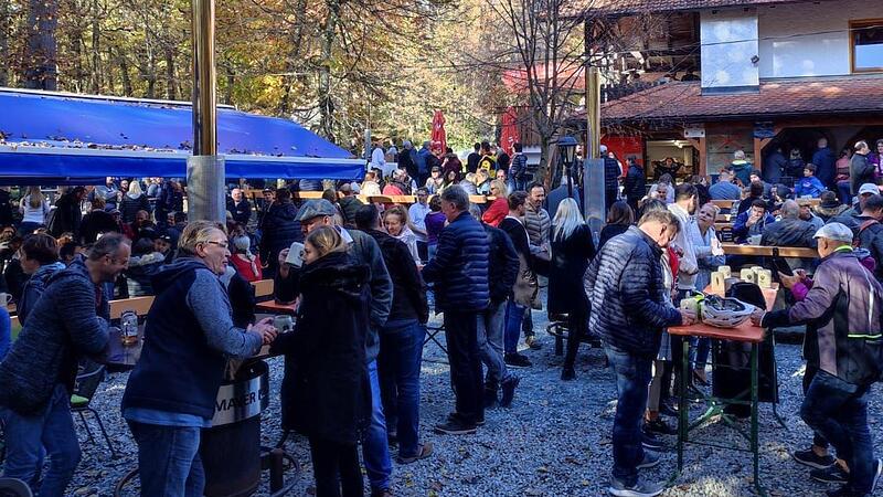 Bockbieranstiche sind ein beliebter Treff im Sp&auml;therbst &ndash; hier 2021 auf dem Rittmayer-Keller in Hallerndorf.Forchheim & Fr&auml;nkische Schweiz