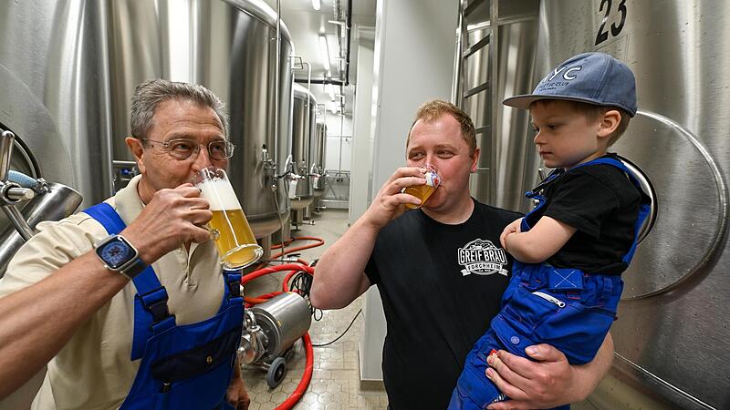 Wenn Opa Christian Schuster sen. und Papa Christian Schuster jun.  eine Bierprobe aus dem Reifetank machen, muss  Enkel Leo (noch) zuschauen.Forchheim & Fr&auml;nkische Schweiz