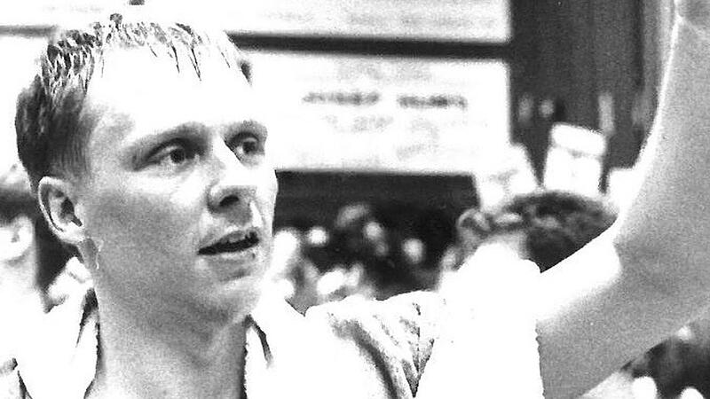 1,84 Meter klein, aber ein ganz Großer des deutschen Basketballs: Kai Nürnberger prägte acht Jahre bis 1999 das Spiel des TTL Bamberg. Die deutsche Nationalmannschaft führte er 1993 zum überraschenden EM-Titel. Heute lebt der 54-Jährige mit seiner Familie in Kentucky (USA), kehrt aber regelmäßig nach Franken zurück. 1,84 Meter klein, aber ein ganz Großer des deutschen Basketballs: Kai Nürnberger prägte acht Jahre bis 1999 das Spiel des TTL Bamberg. Die deutsche Nationalmannschaft führte er 1993 zum überraschenden EM-Titel. Heute lebt der 54-Jährige mit seiner Familie in Kentucky (USA), kehrt aber regelmäßig nach Franken zurück.