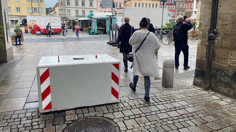 Die Betonklötze sind Teil des Sicherheitskonzeptes des Weinfestes und sollen Attentate verhindern.