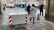 Die Betonklötze sind Teil des Sicherheitskonzeptes des Weinfestes und sollen Attentate verhindern.
