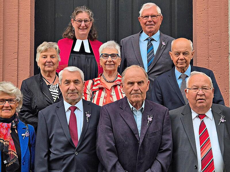 Eiserne Konfirmation feierten: Karlheinz Schad, Else Ohlmann, Sigrid Eilingsfeld, Helmuth Schäfer, Erna Jost, Robert Ziegler, Reinhold Weitzel und Alfred Kenner. Nicole Weingärtner Eiserne Konfirmation feierten: Karlheinz Schad, Else Ohlmann, Sigrid Eilingsfeld, Helmuth Schäfer, Erna Jost, Robert Ziegler, Reinhold Weitzel und Alfred Kenner. Nicole Weingärtner