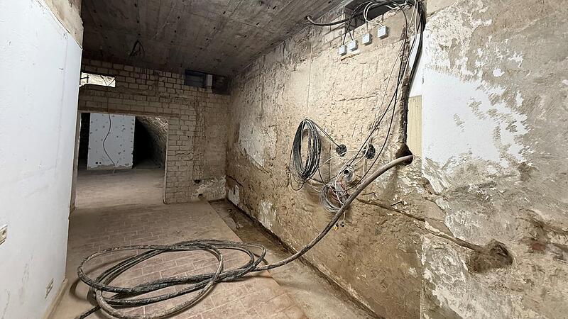 Ein Blick in einen der Vorbereitungsr&auml;ume mit seiner historischen Wand aus dem 18. Jahrhundert.