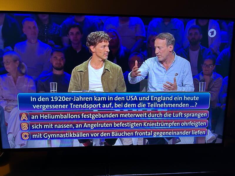 Wotan Wilke Möhring Wer weiß denn sowas? Wotan Wilke Möhring (rechts) rätselt in der ARD-Quizshow über eine Trendsport-Frage.