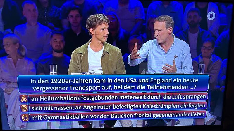 Wotan Wilke Möhring Wer weiß denn sowas? Wotan Wilke Möhring (rechts) rätselt in der ARD-Quizshow über eine Trendsport-Frage.