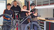 Ben Heubner, Nevio Olivotti und Leon Martin (von links) schrauben gerne in der Sonnefelder Fahrradwerkstatt. Jugendpfleger Björn de Rooij freut sich mit den Jungs, dass die Allianz B303+ die Einrichtung finanziell unterstützt hat. Cindy Dötschel-L... Ben Heubner, Nevio Olivotti und Leon Martin (von links) schrauben gerne in der Sonnefelder Fahrradwerkstatt. Jugendpfleger Björn de Rooij freut sich mit den Jungs, dass die Allianz B303+ die Einrichtung finanziell unterstützt hat. Cindy Dötschel-L...